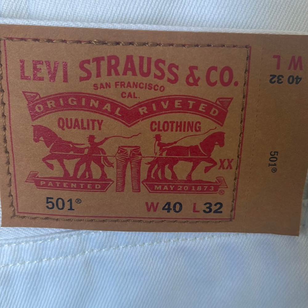 Up for sale a pair of white Levi’s jeans 501. W40 L 32